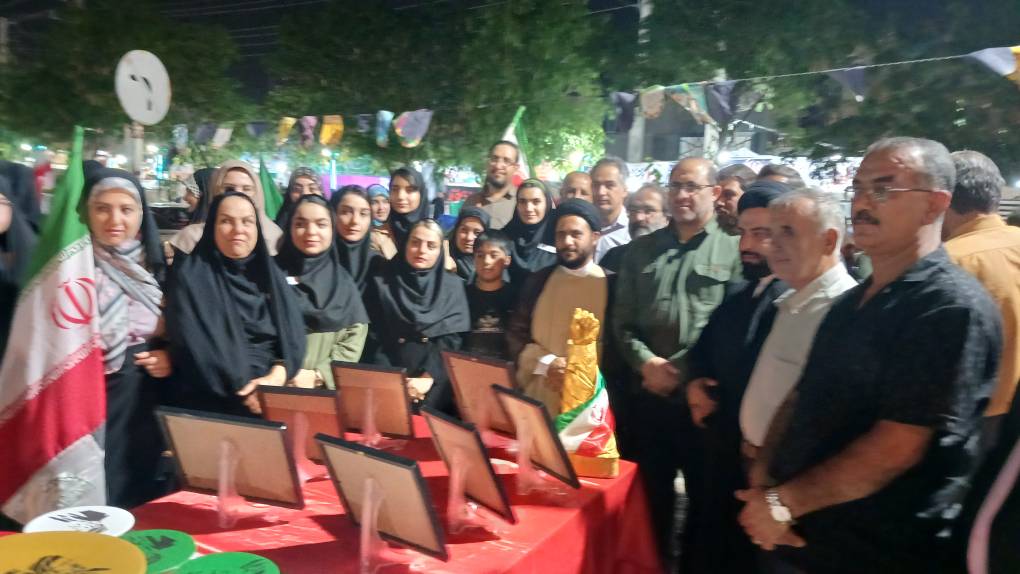 فرماندار و امام جمعه گچساران وفرمانده ناحیه سپاه از نمایشگاه «میدان هنر» بازدید کردند